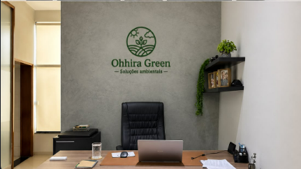 Interior do escritório da OhhiraGreen com a marca aplicada na parede